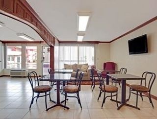 Super 8 By Wyndham Oklahoma/frontier Edmond